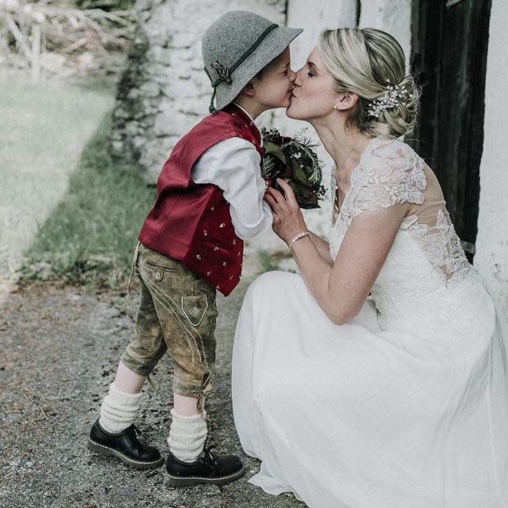Schickes Hochzeitskleid der beliebten Brautkleid-marke Lillian West in fließender und weicher Chiffonrock in A-Linie | Brautmodengeschäft Raffaella Lupo in Oberaudorf - zwischen Rosenheim und Kufstein.