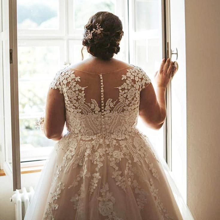 Curvy, XXL und Plus Size Brautkleider und Hochzeitskleider für Mollige Frauen in unserem Brautmodengeschäft in der Region Rosenheim, Kufstein, Wörgl und Innsbruck