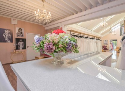 In unserem Brautmode Showroom in Oberaudorf - nähe Rosenheim - bieten wir eine vielfältige Auswahl an Brautkleidern. Neben Hochzeitskleidern umfasst unser Angebot auch Brautschuhe sowie den passenden Brautschmuck.