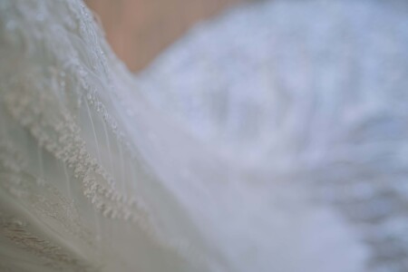 Wenn gewünscht, ergänzen wir das Brautkleid mit zum Style passenden Verzier- und Schmuck-Elementen. Somit bekommt jedes Hochzeitskleid seinen individuellen und ganz speziellen Look. Die Verarbeitung der Schmuck-Elemente erfolgt durch einen eignen Schneiderservice in unserem Brautmode Showroom.