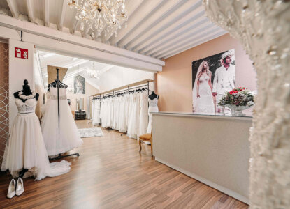 Unser Brautmode Showroom in Oberaudorf - nähe Rosenheim - bietet nicht nur der Braut sondern auch den Freundinnen ein perfektes Wohlfühl-Ambiente.
