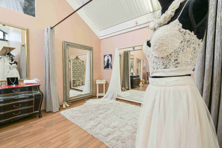Im Brautmode Showroom in Oberaudorf - nähe Rosenheim - präsentieren wir vielfältige Marken für Brautkleider und Hochzeitskleider. Dies ist wichtig, um den Vorlieben und Wünschen zum Brautkleid ein großes Angebot bieten zu können.